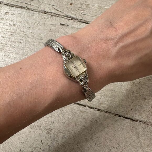 Vintage Helbros Stretch Band Dainty Watch Needs Battery